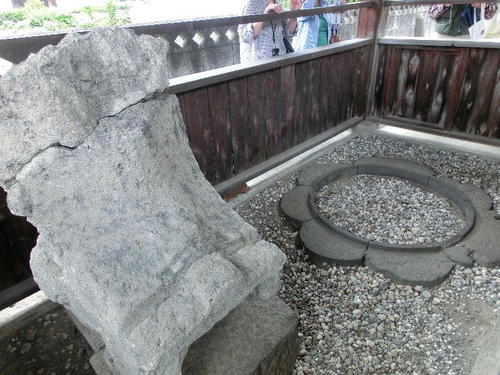 23根巻石と石製鴟尾.JPG
